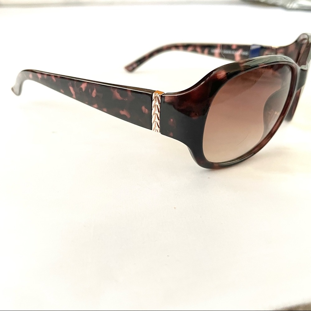 Brown tortoise shell frame sunglasses with rose gold metal accent